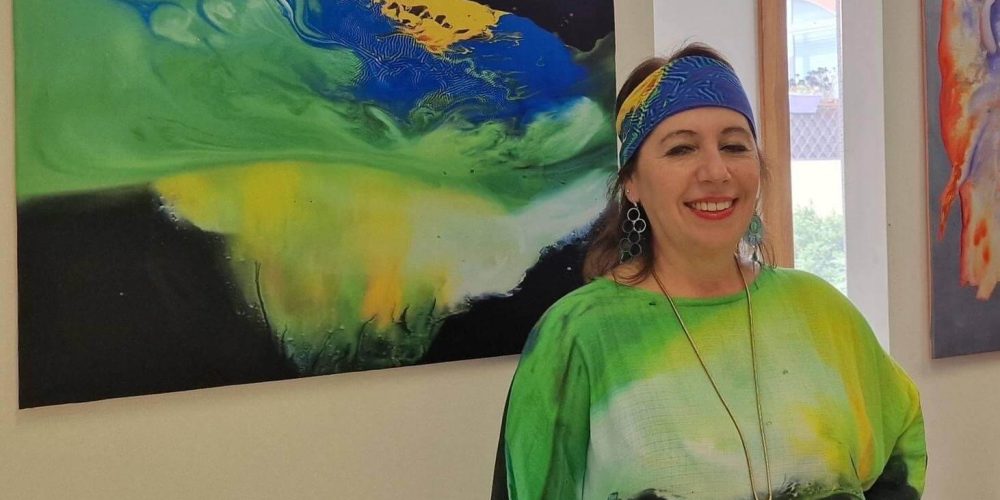 Arte e moda em movimento, desfile com pintura e modelo da artista espanhola, Esther Flórez (2024)