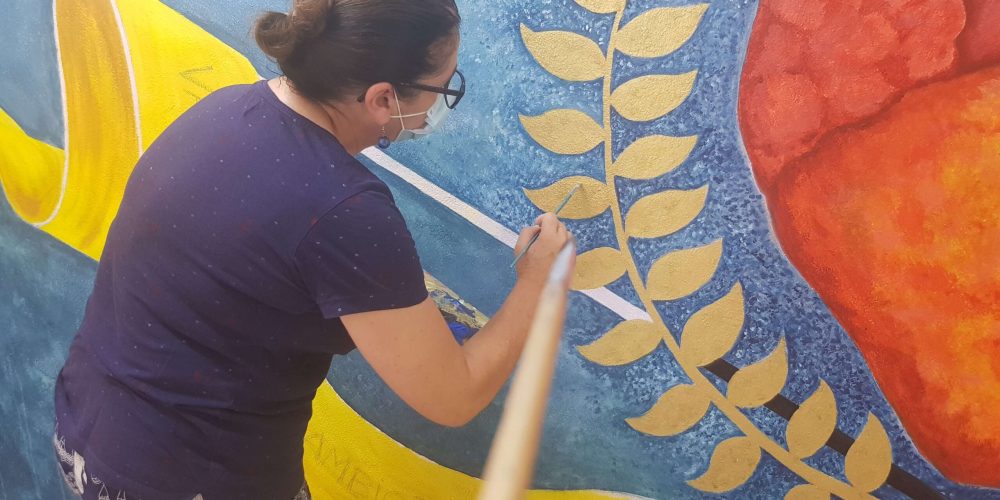 Mentora e coordenadora de uma equipa de sete artistas, na execução de uma pintura mural, com o lema e as modalidades do clube, Sport Clube de Rio Tinto (2020)